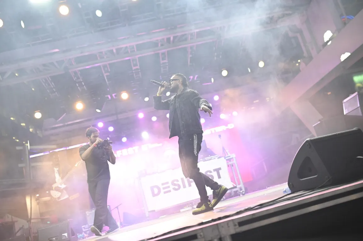 Landy Garcia performing at DESIFEST