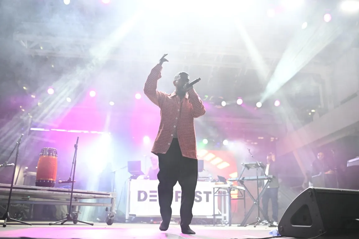 Yanchan performing at DESIFEST