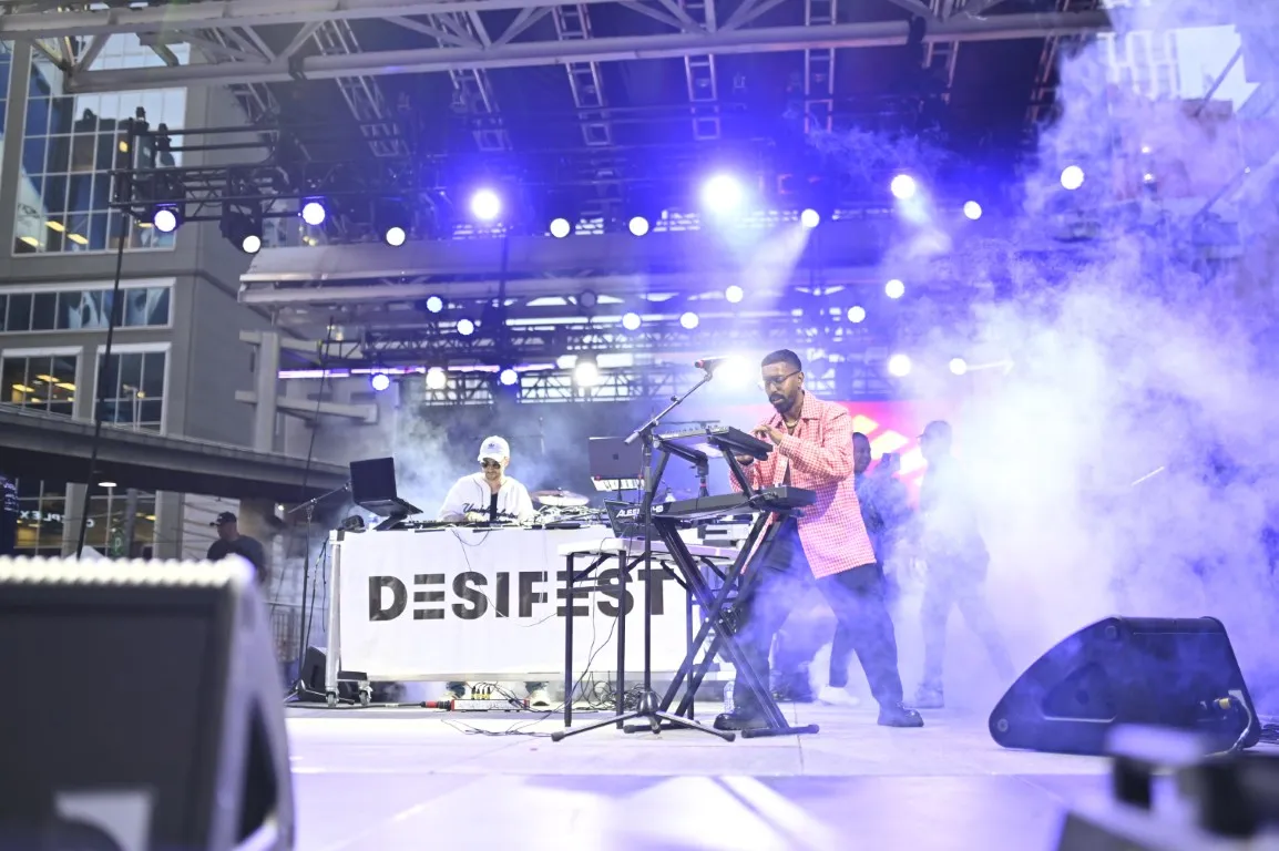 Yanchan performing at DESIFEST